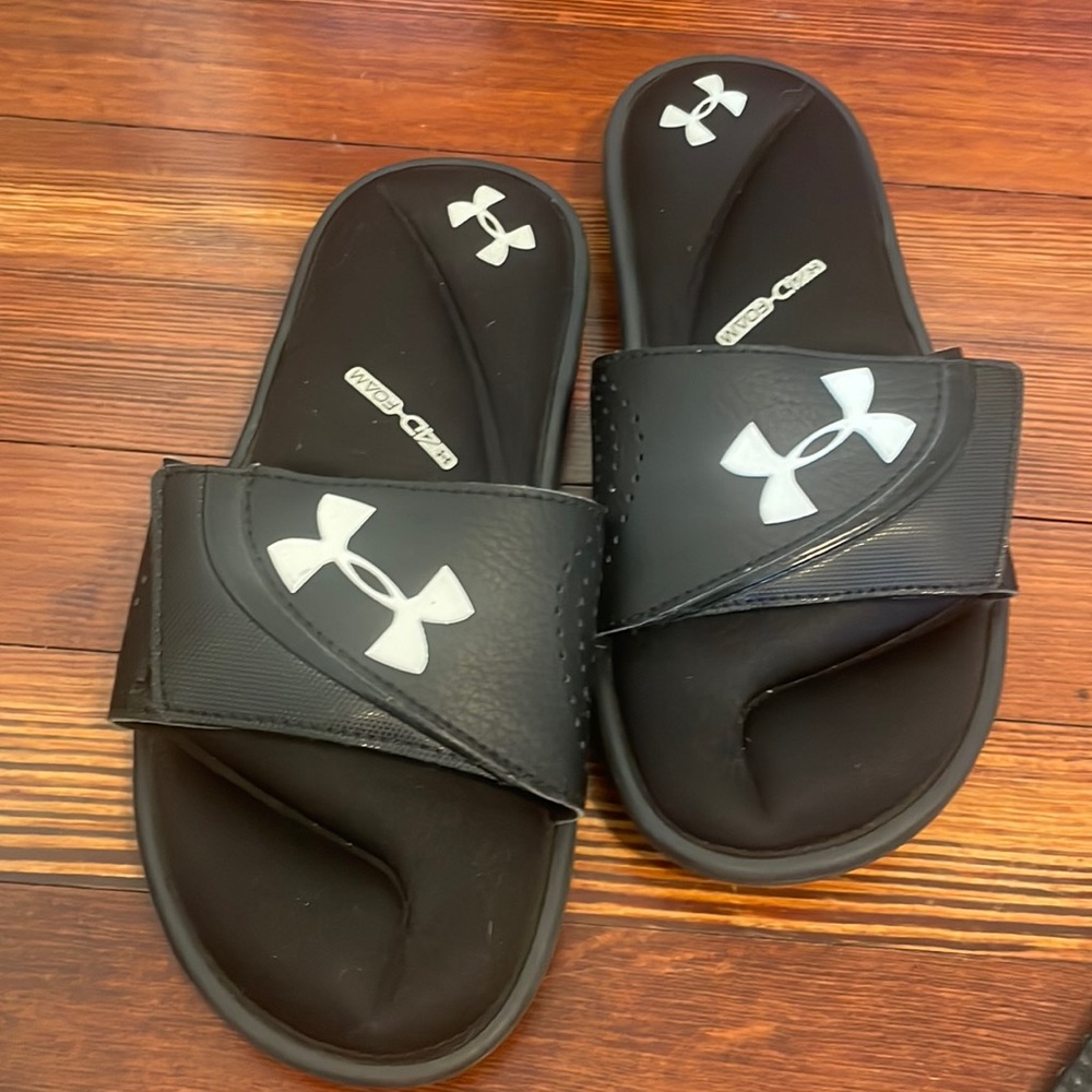 Under Armor boys black slides